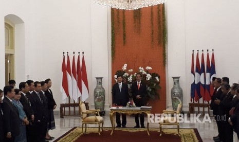 Presiden Joko Widodo (kanan) dan Perdana Menteri Republik Demokratik Rakyat Laos Thongloun Sisoulith melakukan pernyataan bersama terkait kerja sama kedua negara di Istana Negara, Bogor, Kamis (12/10). 