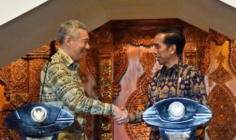 President Joko Widodo (right) and Singapore Prime Minister Lee Hsien Loong (left) shake hands in a press conference after bilateral meeting in Semarang, Central Java on Monday (11/14). 