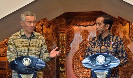 Presiden Joko Widodo (kanan) dan Perdana Menteri Singapura Lee Hsien Loong (kiri) memberikan pernyataan pers pada pertemuan bilateral di Semarang, Jawa Tengah, Senin (14/11). 