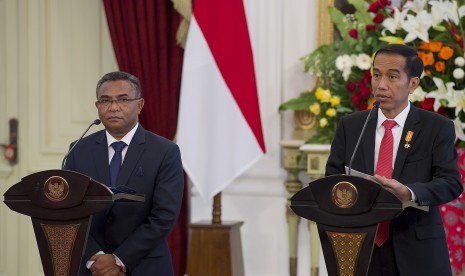 Presiden Joko Widodo (kanan) dan PM Timor Leste Rui Maria De Araujo (kiri) menyampaikan pernyataan pers bersama di Istana Merdeka, Jakarta, Rabu (26/8). 