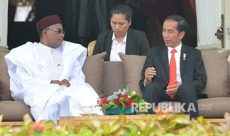 Presiden Joko Widodo (kanan) dan Presiden Republik Niger Issoufou Mahamadou (kiri) melakukan diskusi beranda atau 