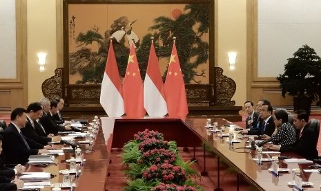 Presiden Joko Widodo (kanan) dan Presiden Republik Rakyat Tiongkok Xi Jinping (kiri) saat pertemuan bilateral disela-sela menghadiri Belt and Road Forum di Gedung Great Hall of the People, Beijing, Minggu (14/5).