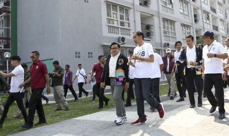 Presiden Joko Widodo (kanan depan) berbincang dengan Wakil Ketua MPR Muhaimin Iskandar (tengah) didampingi Menpora Imam Nahrawi (kedua kanan) saat meninjau Rusunawa Wisma Atlet, Jakabaring Sport City (JSC), Palembang, Sumatera Selatan, Sabtu (14/7).