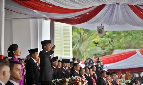  Presiden Joko Widodo (kanan) memberi hormat saat pengibaran Bendera Merah Putih dalam Upacara Peringatan Detik-detik Proklamasi 17 Agustus di Halaman Istana Merdeka, Jakarta.