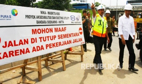 Presiden Joko Widodo (kanan) didampingi Direktur Utama Angkasa Pura II Muhammad Awaluddin (kiri) meninjau Proyek pembangunan Kereta Bandara di Bandara Soekarno Hatta, Tangerang, Banten, belum lam ini.