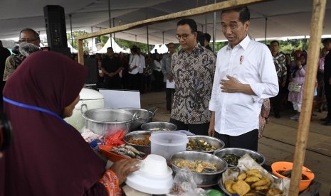 Presiden Joko Widodo (kanan) didampingi Gubernur DKI Jakarta Anies Baswedan meninjau pelaksanaan program Membina Ekonomi Keluarga Sejahtera (Mekaar) binaan PT Permodalan Nasional Madani di Jakarta, Sabtu (26/1/2019).