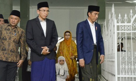 Presiden Joko Widodo (kanan) didampingi Gubernur NTB, TGB Zainul Majdi (kiri) berziarah di makam Pahlawan Nasional Maulana Syekh TGKH Muhammad Zainuddin Abdul Majid di Ponpes NW Pancor, Lombok Timur, NTB, seebelum membuka Munas NU, Kamis (23/11).