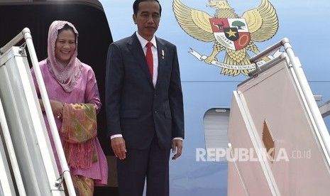 President Joko Widodo (right) accompanied by First Lady Iriana Joko Widodo depart to Turkey from Halim Perdanakusuma Air Force base, Jakarta, on Tuesday (December 12). 