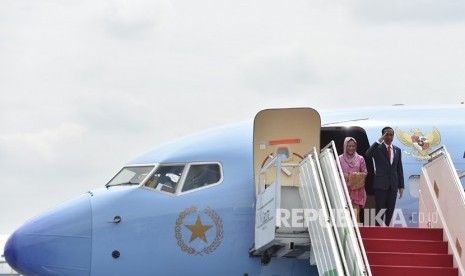 Presiden Joko Widodo (kanan) didampingi Ibu Negara Iriana Joko Widodo (kiri) 