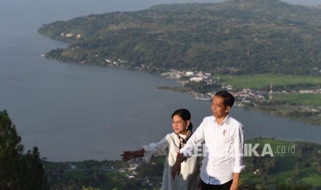 Presiden Joko Widodo (kanan) didampingi Ibu Negara Iriana Joko Widodo mengunjungi kawasan Sipinsur Geosite di Kabupaten Humbang Hasundutan (Humbahas), Sumatera Utara, Senin (29/7/2019). Kawasan hutan pinus itu berada di ketinggian 1.213 meter di atas permukaan laut serta memiliki luas sekitar dua hektar dan diharapkan dapat menjadi tempat wisata keluarga dan milenials untuk menikmati pemandangan Danau Toba. 