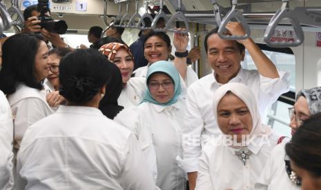 Presiden Joko Widodo (kanan) didampingi Ibu Negara Iriana Joko Widodo (kanan bawah) naik kereta LRT dari Stasiun Cawang menuju Stasiun Dukuh Atas meresmikan LRT Jabodebek di Jakarta, Senin (28/8/2023). Kereta api ringan LRT Jabodebek resmi beroperasi dengan tarif sebulan pertama operasional sebesar Rp5.000 per orang untuk perjalanan jauh maupun dekat. 