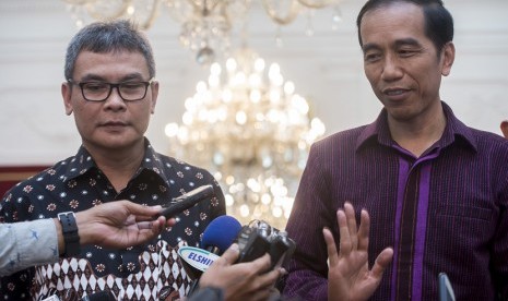 Presiden Joko Widodo (kanan) didampingi Juru Bicara Kepresidenan Johan Budi (kiri) memberikan keterangan pers di Istana Merdeka, Jakarta, Selasa (12/1).