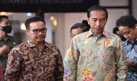 Presiden Joko Widodo (kanan) didampingi Kepala BKKBN Hasto Wardoyo (kiri) menghadiri Rapat Kerja Nasional (Rakernas) Badan Kependudukan dan Keluarga Berencana Nasional (BKKBN) di Jakarta, Rabu (25/1/2023). Rakernas BKKBN itu membahas tentang strategi pembangunan keluarga, kependudukan, dan keluarga berencana (Bangga Kencana) serta program percepatan penurunan stunting 2023. 