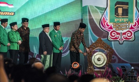 Presiden Joko Widodo (kanan) didampingi Ketua Umum PPP M Romahurmuziy (kedua kanan), membuka secara resmi Musyawarah Nasional Alim Ulama dan Rapimnas I Partai Persatuan Pembangunan (PPP) di Asrama Haji, Pondok Gede, Jakarta, Minggu (13/11). 