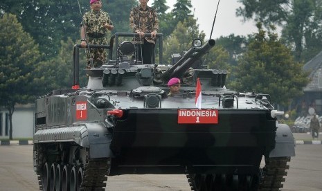 Presiden Joko Widodo (kanan) didampingi Komandan Korps Marinir TNI Mayjen TNI (Mar) R.M. Trusono (kiri) berada di atas tank Amphibi BMP-3 milik TNI AL saat memeriksa pasukan Marinir di Lapangan Utama Markas Korps Marinir, Cilandak, Jakarta Selatan, Jumat 