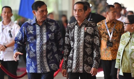 Presiden Joko Widodo (kanan) didampingi Menko Kemaritiman Luhut Binsar Pandjaitan (kiri) dalam sebuah kesempatan bersama beberapa waktu lalu.