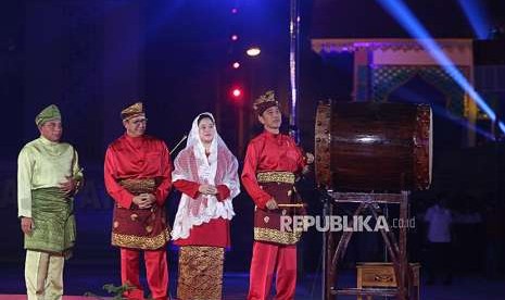 Presiden Joko Widodo (kanan) didampingi Menko Pembangunan Manusia dan Kebudayaan Puan Maharani (kedua kanan) Menteri Agama Lukman Hakim Saifuddin (kedua kiri) dan Gubernur Sumatera Utara Edy Rahmayadi (kiri) memukul beduk pada pembukaan Musabaqah Tilawatil Quran (MTQ) Nasional XXVII, di Deli Serdang, Sumatera Utara, Minggu (7/10).