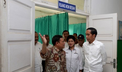 Presiden Joko Widodo (kanan) didampingi Menkopolhukam Luhut Pandjaitan (keempat kanan), Menkes Nila Djuwita F Moeloek (ketiga kanan), Menteri Pekerjaan Umum dan Perumahan Rakyat Basuki Hadimuljono (kedua kanan), Gubernur Sumsel Alex Noerdin (kiri) dan Bupa