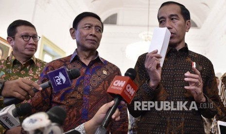 Presiden Joko Widodo (kanan) didampingi Menkopolhukam Wiranto (kedua kiri) 