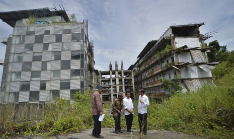 Presiden Joko Widodo didampingi Menpora Imam Nahrawi, Menteri PU dan Perumahan Rakyat Basuki Hadimuljono serta Staf Khusus Presiden Johan Budi meninjau lokasi Proyek Wisma Atlet di Bukit Hambalang,Kabupaten Bogor, Jumat (18/3).  