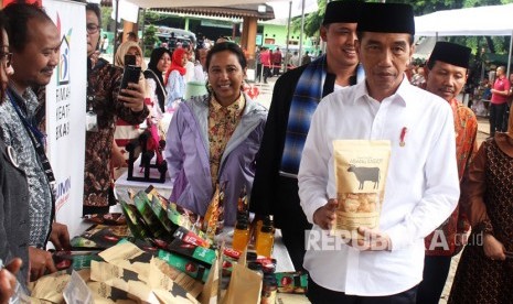 Presiden Joko Widodo (kanan) didampingi Menteri BUMN Rini Soemarno (ketiga kanan) dan Wakil Wali Kota Bekasi Tri Adhianto (kedua kanan) meninjau stand produk usaha kecil menengah nasabah program Membina Ekonomi Keluarga Sejahtera (Mekaar) saat kunjungan kerja di Bekasi, Jawa Barat, Jumat (25/1/2019). 