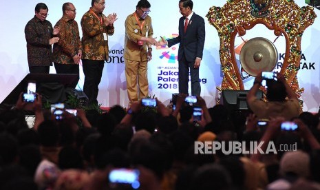 Presiden Joko Widodo (kanan) didampingi Menteri Dalam Negeri Tjahjo Kumolo (kedua kanan), Menteri Desa, Pembangunan Daerah Tertinggal dan Transmigrasi Eko Putro Sandjojo (ketiga kanan) dan Seskab Pramono Anung (kiri) membuka Rapat Koordinasi Nasional Pembinaan Penyelenggaraan Pemerintahan Desa, Pusat dan Daerah Tahun 2018 di Jakarta, Senin (14/5). 