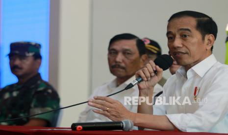 Presiden Joko Widodo (kanan) didampingi Menteri Koordinator Bidang Kemaritiman Luhut Binsar Pandjaitan (kedua kiri) dan Panglima TNI Marsekal TNI Hadi Tjahjanto (kiri) memberikan keterangan pers usai melakukan peninjauan kesiapan Bandara dalam menghadapi COVID-19 di Terminal 3 Bandara Soekarno Hatta, Tangerang, Banten, Jumat (13/3/2020). (Antara/Muhammad Iqbal)