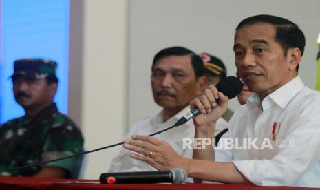 Presiden Joko Widodo (kanan) didampingi Menteri Koordinator Bidang Kemaritiman Luhut Binsar Pandjaitan (kedua kiri) dan Panglima TNI Marsekal TNI Hadi Tjahjanto (kiri).