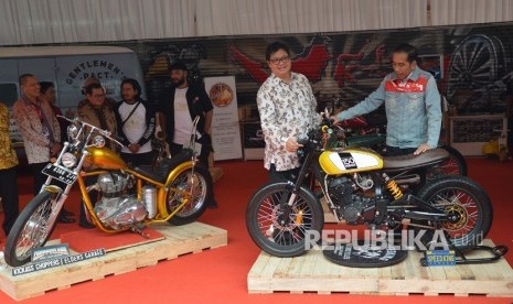 President Joko Widodo (right) accompanied by Industry Minister Airlangga Hartarto (second right) sees custom bike during the opening of Indonesia International Motor Show (IIMS) 2018 at JI Expo Kemayoran, Jakarta, on Thursday (April 19). 