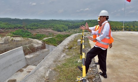 Presiden Joko Widodo (kanan) didampingi Menteri PUPR Basuki Hadimuljono (kiri) meninjau proyek pembangunan Bendungan Karian di Kabupaten Lebak, Banten, Rabu (4/10). Bendungan Karian adalah salah satu yang dibagun menggunakan skema Kerja sama Pemerintah dan Badan Usaha (KPBU). 