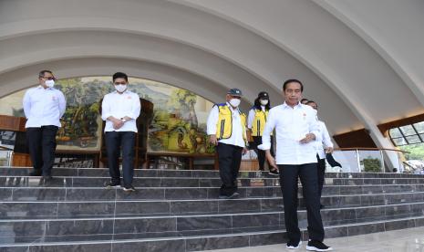 Presiden Joko Widodo (kanan) didampingi Menteri PUPR Basuki Hadimuljono (ketiga kanan) berjalan di area Taman Legenda Keong Mas saat meninjau revitalisasi Taman Mini Indonesia Indah (TMII) di Jakara, Selasa (23/8/2022). Proses revitalisasi TMII itu telah mencapai 98 persen dan TMII direncanakan akan menjadi salah satu lokasi KTT G20.