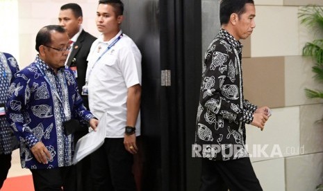 Presiden Joko Widodo (kanan) didampingi Menteri Sekretaris Negara Pratikno (kiri) bersiap untuk memberikan keterangan pers terkait kecelakaan pesawat Lion Air JT610 di Nusa Dua, Bali, Senin (29/10/2018).