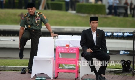 [ilustrasi] Presiden Joko Widodo (kanan) didampingi Panglima TNI Gatot Nurmantyo saat tiba di lokasi Buka Puasa Bersama di Markas Besar TNI, Jakarta, Senin (19/6). 