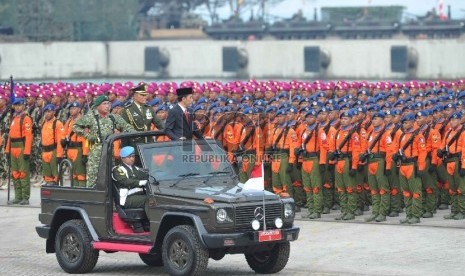 Presiden Joko Widodo (kanan) menginspeksi pasukan pada Upacara HUT TNI ke-70 di Pelabuhan Indah Kiat Merak, Banten, Senin (5/10).  (Republika/Yasin Habibi)