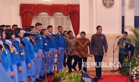 Presiden Joko Widodo (kanan) didampingi Sekretaris Kabinet Pramono Anung (ketiga kanan) dan Kepala Staf Presiden Moeldoko (kedua kanan) menerima siswa kelas 11 SMA Taruna Nusantara di Istana Negara, Jakarta, Senin (9/4).