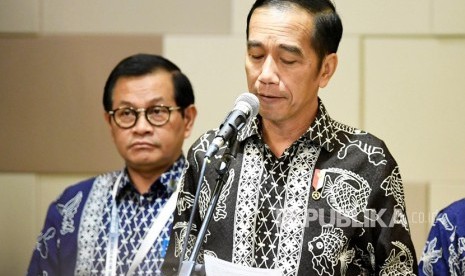 Presiden Joko Widodo (kanan) didampingi Sekretaris Kabinet Pramono Anung 