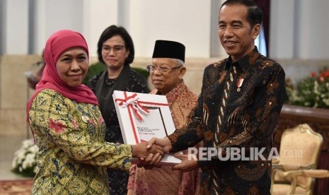 Presiden Joko Widodo (kanan) didampingi Wakil Presiden Maruf Amin (kedua kanan) dan Menteri Keuangan Sri Mulyani (kedua kiri) menyerahkan Daftar Isian Pelaksanaan Anggaran (DIPA) serta Buku Daftar Alokasi Transfer ke Daerah dan Dana Desa Tahun 2020 kepada Gubernur Jawa Timur Khofifah Indar Parawansa di Istana Negara, Jakarta, Kamis (14/11/2019).