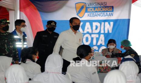 Presiden Joko Widodo (kanan) didampingi Wali Kota Bogor Bima Arya (kedua kanan), Ketua Umum Kamar Dagang dan Industri (Kadin) Indonesia Arsjad Rasjid (kedua kiri) dan Pangdam III/Siliwangi Mayjen TNI Agus Subiyanto (kiri) meninjau pelaksanaan vaksinasi kolaborasi kebangsaan Kadin Kota Bogor di Taman Cappelen, Kebun Raya Bogor, Jawa Barat, Sabtu (28/8/2021).