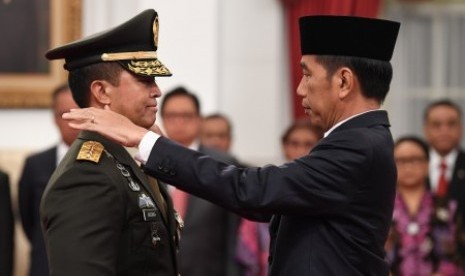 Presiden Joko Widodo (kanan) memasangkan tanda pangkat jabatan kepundak Kepala Staf Angkatan Darat (KSAD) yang baru Jenderal TNI Andika Perkasa (kiri) seusai pelantikan di Istana Merdeka, Jakarta, Kamis (22/11/2018). Presiden melantik Jenderal TNI Andika Perkasa menjadi KSAD menggantikan Jenderal TNI Mulyono yang akan memasuki masa pensiun.