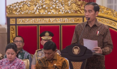 Presiden Joko Widodo (kanan) 