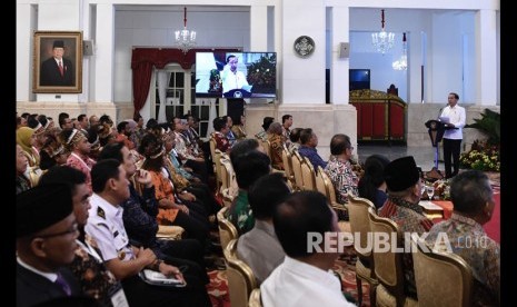 Presiden Joko Widodo (kanan) memberi sambutan saat meresmikan pengoperasian Palapa Ring di Istana Merdeka, Jakarta, Senin (14/10/2019).