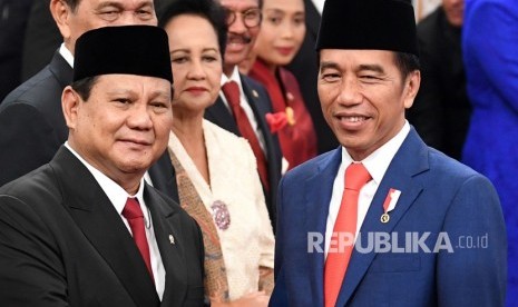 Presiden Joko Widodo (kanan) memberi selamat kepada Menteri Pertahanan Prabowo Subianto seusai pelantikan menteri Kabinet Indonesia Maju di Istana Negara, Jakarta, Rabu (23/10/2019). 