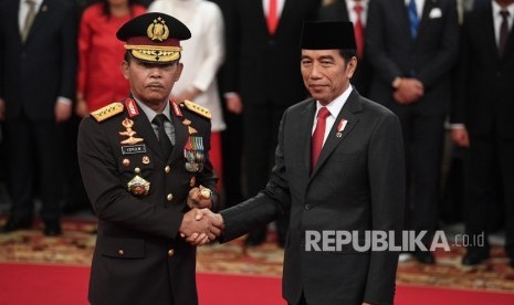 Presiden Joko Widodo (kanan) memberi selamat pada Kapolri Jenderal Pol Idham Azis usai penyematan pangkat dalam rangkaian upacara pelantikan Kapolri di Istana Negara, Jumat (1/11/2019).