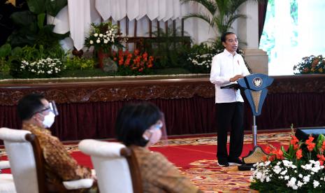 Presiden Joko Widodo (kanan) memberikan arahan dalam acara peresmian pembukaan Musyawarah Perencanaan Pembangunan Nasional (Musrenbangnas) Tahun 2021 di Istana Negara, Jakarta, Selasa (4/5/2021). Dalam arahannya, Presiden mendorong perencanaan yang adaptif dan manfaatkan Iptek. 