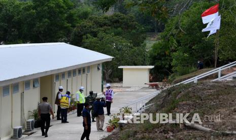 Presiden Joko Widodo (kanan) memberikan arahan kepada Kepala BNPB Doni Monardo (kedua kiri), Menteri PUPR Basuki Hadimuljono (tengah) serta Dirjen Cipta Karya Kementerian PUPR Danis H Sumadilaga (ketiga kiri) saat peninjauan Rumah Sakit Darurat Penanganan COVID-19 di Pulau Galang, Batam, Kepulauan Riau, Rabu (1/4/2020). Kunjungan kerja tersebut untuk memastikan kesiapan rumah sakit yang akan mulai beroperasi pada Senin 6 April 2020 mendatang. 