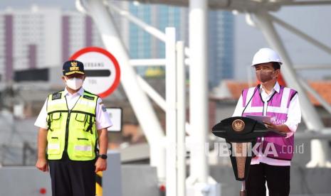 Presiden Joko Widodo (kanan) memberikan pidato didampingi Gubernur DKI Jakarta Anies Rasyid Baswedan (kiri).