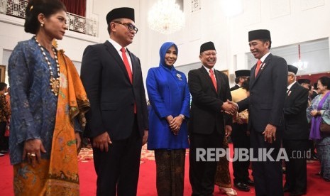 Presiden Joko Widodo (kanan) memberikan selamat kepada wakil-wakil menteri Kabinet Indonesia Maju usai pelantikan di Istana Negara, Jakarta, Jumat (25/10/2019).