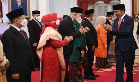 Presiden Joko Widodo (kanan) memberikan ucapan selamat kepada anggota dewan pengawas dan anggota badan pelaksana Badan Pengelola Keuangan Haji (BPKH) usai dilantik di Istana Negara, Jakarta, Senin (17/10/2022). Presiden Joko Widodo melantik tujuh anggota dewan pengawas dan tujuh anggota badan pelaksana BPKH periode 2022-2027.