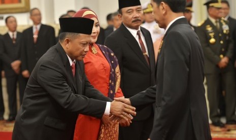 Presiden Joko Widodo memberikan ucapan selamat kepada enanggulangan Terorisme (BNPT) Irjen Polisi Tito Karnavian (kiri) bersama Kepala Badan Keamanan Laut (Bakamla) Laksamana Muda TNI Arie Soedewo (tengah) usai pelantikan di 