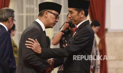 Presiden Joko Widodo (kanan) memberikan ucapan selamat kepada Menteri Sosial Agus Gumiwang Kartasasmita (kiri) seusai acara pelantikan di Istana Negara, Jakarta, Jumat (24/8). 